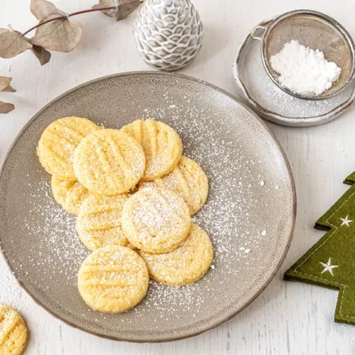 Teller mit Puddingplätzchen und kleiner weihnachtlicher Deko
