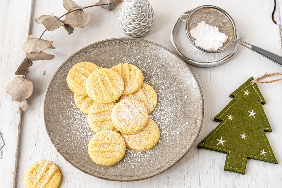Teller mit Puddingplätzchen und kleiner weihnachtlicher Deko