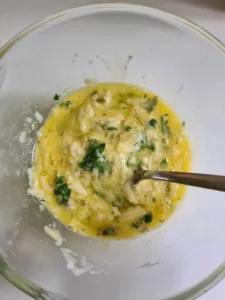 Eier werden in Schüssel verrührt