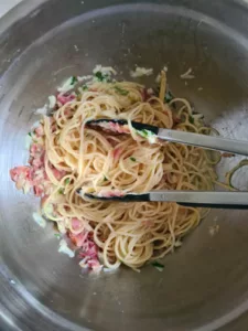 Spaghetti werden in Eimasse gemischt
