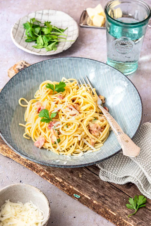 original Spaghetti Carbonara auf Tisch angerichtet