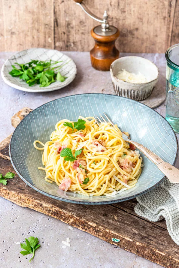 Cremige Carbonara mit Ei und Parmesan angerichtet