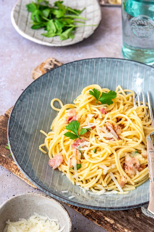 Original Carbonara hübsch in Teller serviert