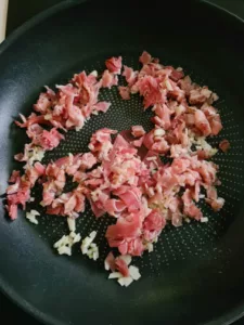 Speck wird in Pfanne angebraten