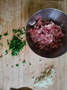 Speck und Petersilie gehackt auf Brett