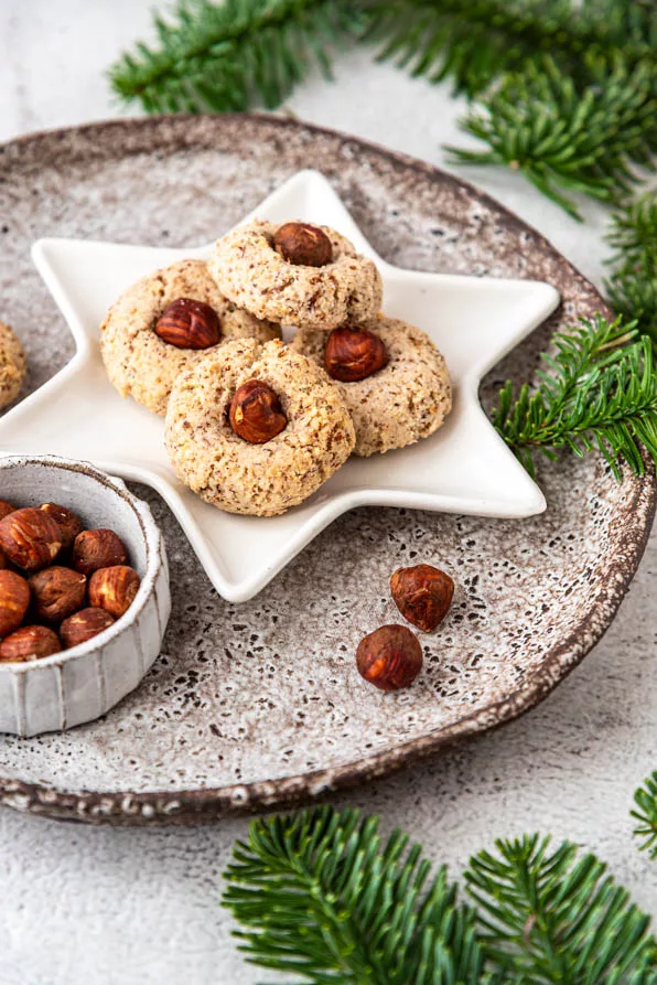 Haselnussmakronen mit Haselnusskern auf einem Sternenteller