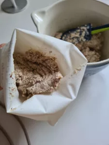 Feste Makronenmasse wird in einen Spritzbeutel gefüllt, bereit zum Aufspritzen