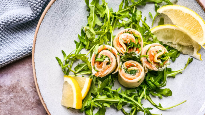 lachsrolle3 Lachsrolle mit Frischkäse aus Pfannkuchen auf Rucola mit Zitronenscheiben