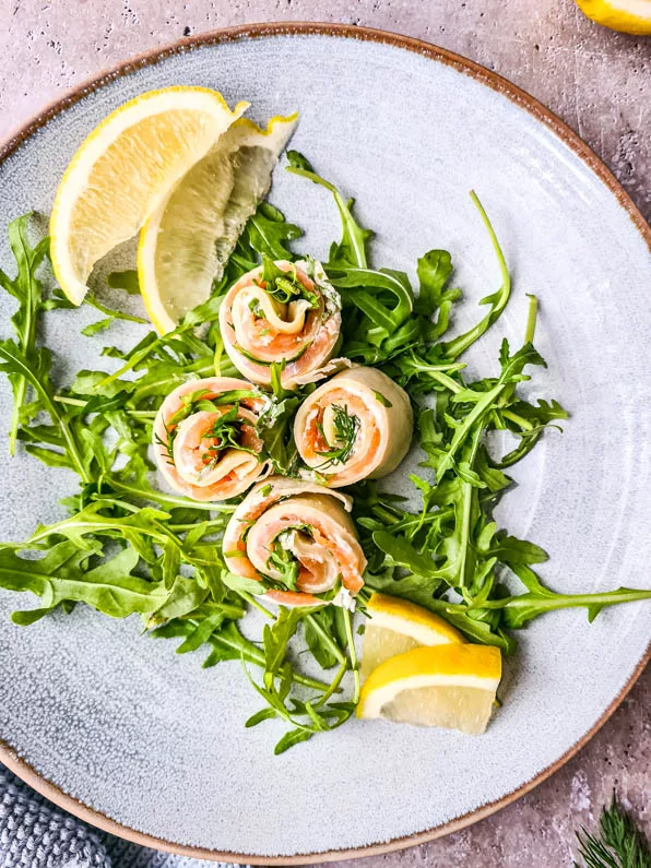 Lachsrolle mit Frischkäse kalt serviert als Vorspeise