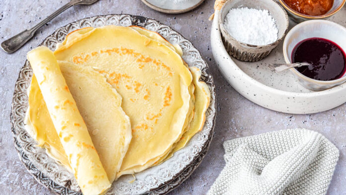 pfannkuchen Klassische Pfannkuchen auf einem Teller gestapelt – einfaches Pfannkuchen Rezept für süße und herzhafte Varianten