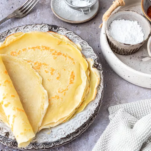 Dünne Pfannkuchen nach Grundrezept, frisch gebacken und goldgelb gebräunt