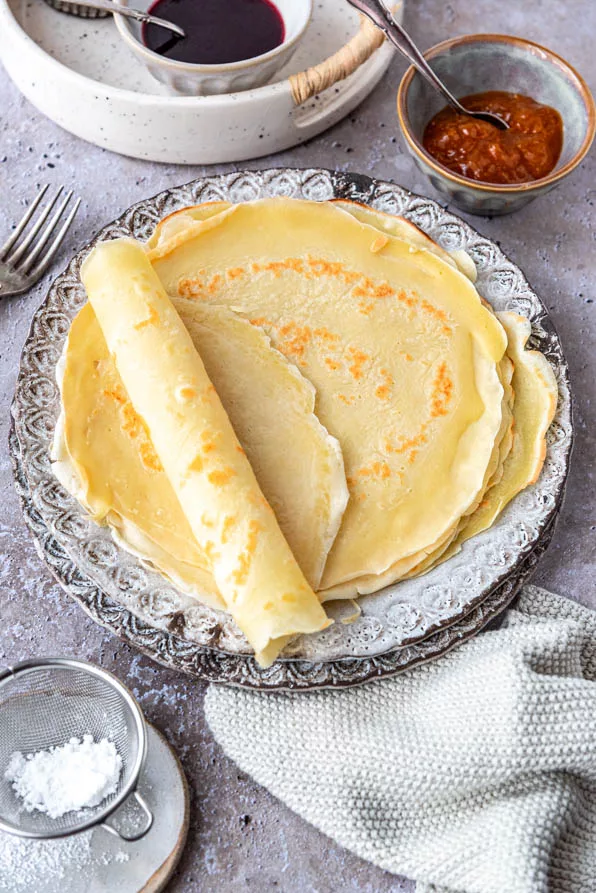 Flache Pfannkuchen nach klassischem Pfannkuchen Rezept, ideal für süße oder herzhafte Füllungen