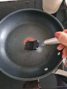 Pfanne wird mit Öl bepinselt