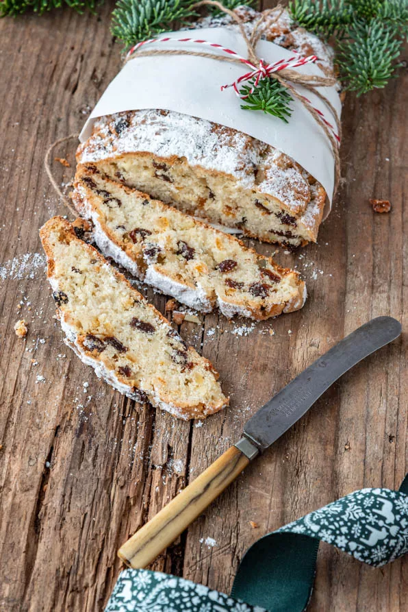 Anschnitt eines weichen Quarkstollens mit Orangeat, Zitronat und Rosinen