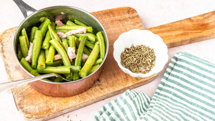 speckbohnen Speckbohnen Rezept mit grünen Bohnen, Speckwürfeln und Bohnenkraut in einer Pfanne