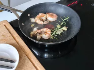 Garnelen für Surf and Turf in Knoblauchbutter anbraten