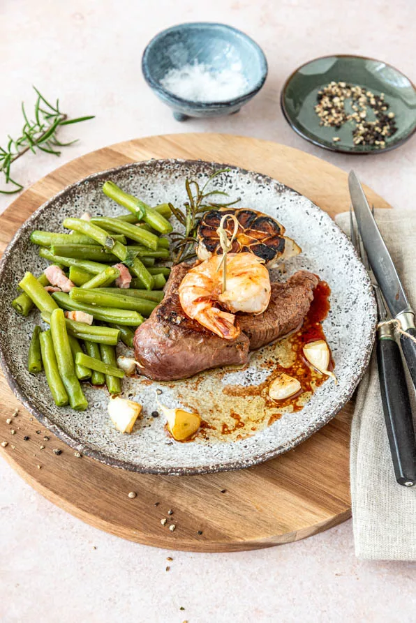 Surf and Turf Rezept mit Steak und Garnele auf rustikalem Teller angerichtet