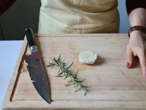 Knolle Knoblauch in der Hälfte geteilt