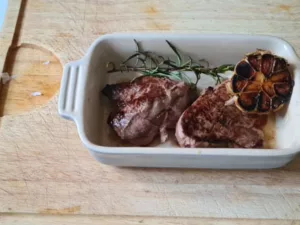 Steak wird nach dem Braten kurz ruhen gelassen
