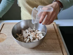 Brötchenwürfel werden mit Flüssigkeit übergossen