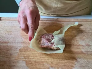 Kohlblatt mit Fülle aus Hackfleisch vor dem Wickeln