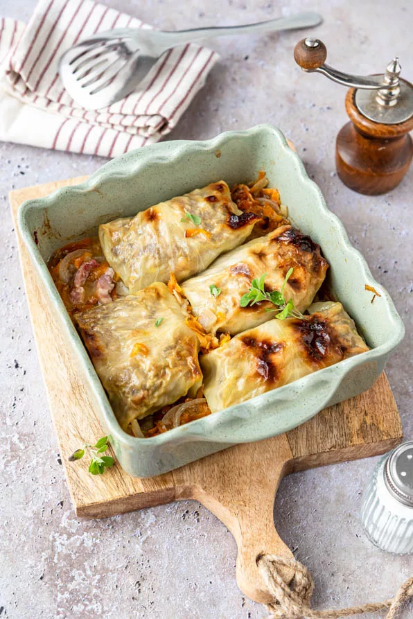 Kohlrouladen Rezept mit Hackfleischfüllung, im Ofen geschmort und serviert in einer grünen Auflaufform