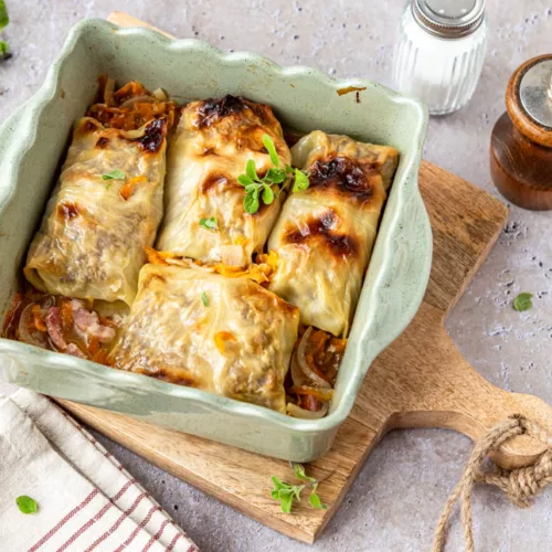 Hausgemachte Krautwickel aus Weißkohl, gefüllt mit Hackfleisch und langsam im Ofen gegart