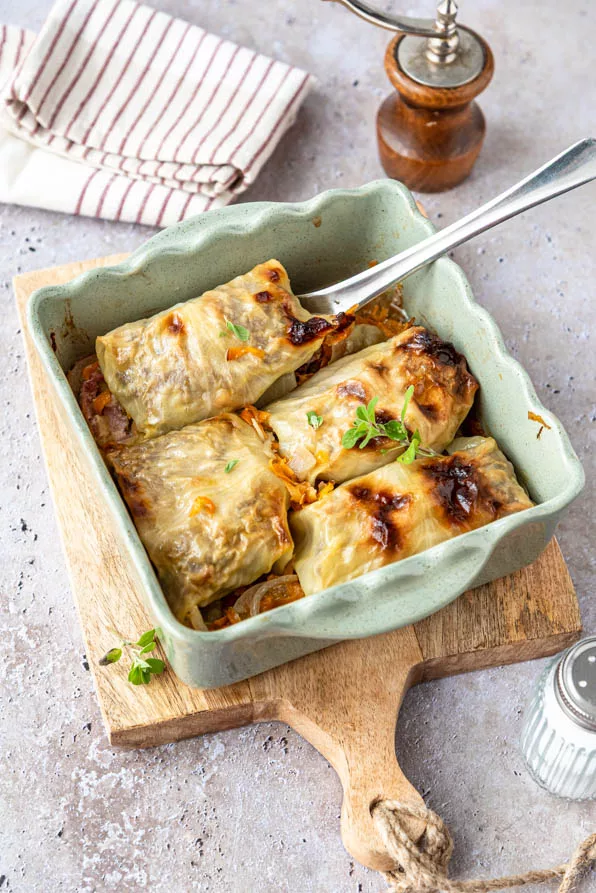 Saftige Kohlrouladen klassisch zubereitet, mit würziger Sauce im Ofen geschmort