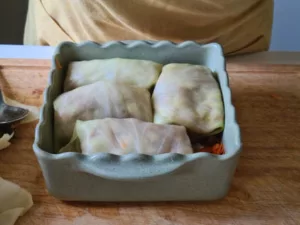 fertig gewickelte Kohlrouladen in Auflaufform vor dem Backen