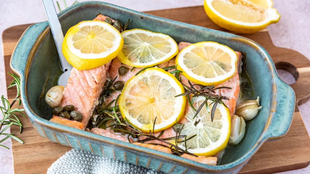 Lachs im Ofen mit Zitronenscheiben, Rosmarin und Knoblauch in einer Auflaufform