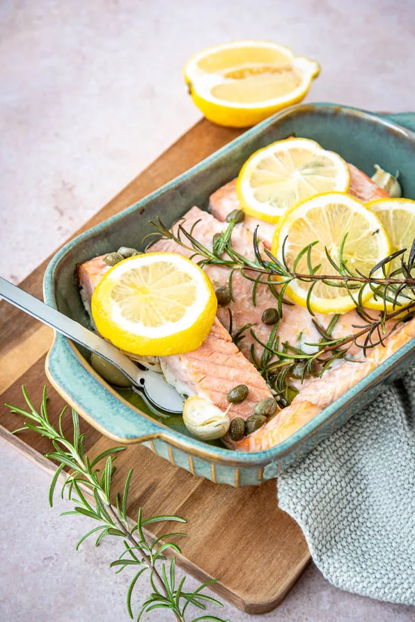 Saftiger Ofenlachs mit Zitrone, frischem Rosmarin und Kapern direkt aus dem Backofen
