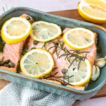 Lachs im Ofen garen in einer Keramikform mit Zitrone, Kapern, Knoblauch und Rosmarin