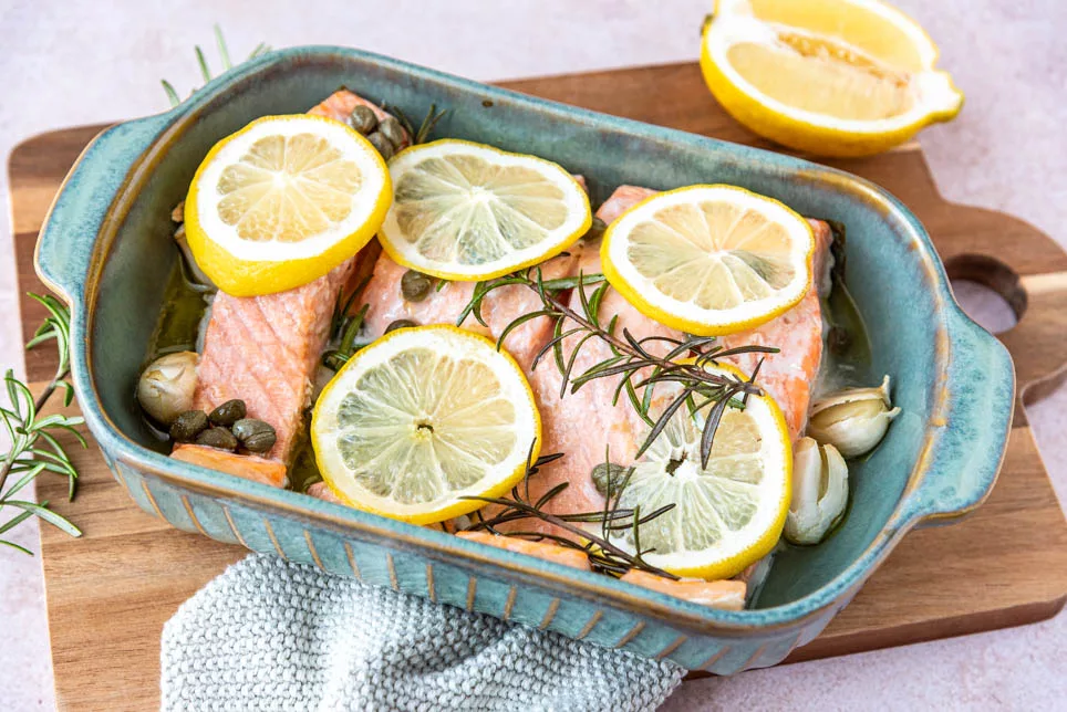 Lachs im Ofen garen in einer Keramikform mit Zitrone, Kapern, Knoblauch und Rosmarin