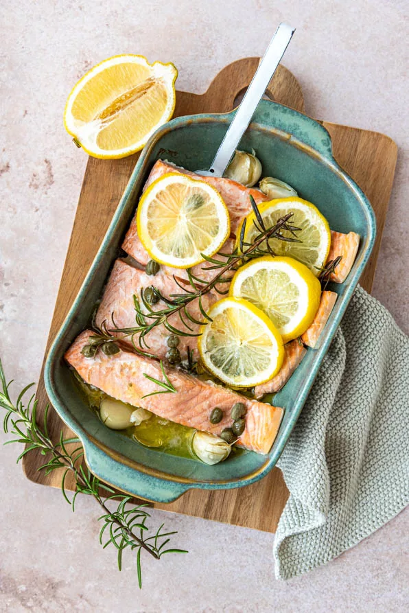 Ofenlachs mit Zitronen, Rosmarin und Knoblauch frisch aus dem Backofen
