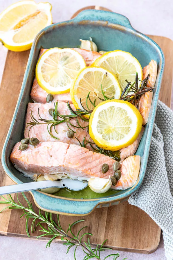 Einfacher Lachs im Ofen mit Zitrone und Kräutern, saftig und aromatisch