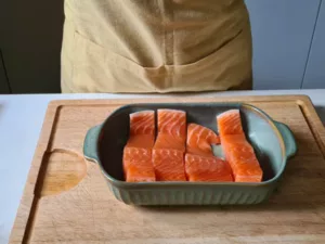 Rohes Lachsfilet in einer Keramikform