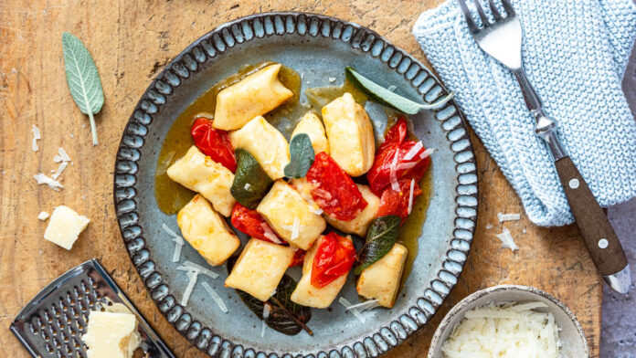 gnocchi-pfanne Gnocchi Pfanne von oben mit geschmolzener Salbeibutter und halbierten Kirschtomaten