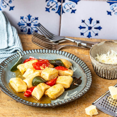 Mediterrane Gnocchi Pfanne mit Tomaten und Salbei als einfaches Hauptgericht