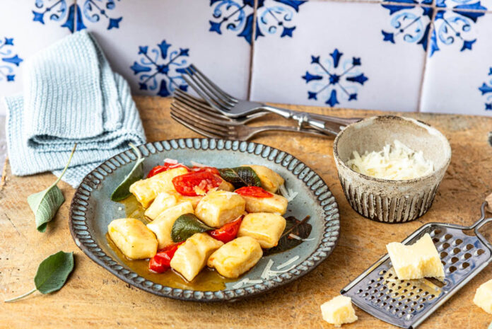 Mediterrane Gnocchi Pfanne mit Tomaten und Salbei als einfaches Hauptgericht