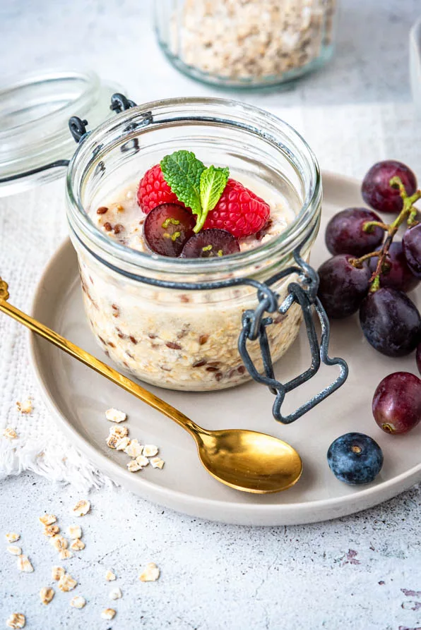 Cremige Overnight Oats nach einfachem Overnight Oats Grundrezept mit frischen Beeren