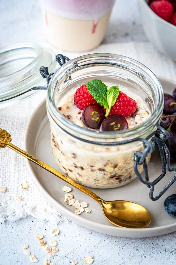 Cremige Overnight Oats nach einfachem Overnight Oats Rezept mit frischem Obst