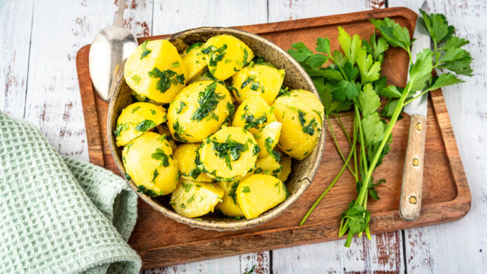 petersilienkartoffeln Petersilienkartoffeln mit Butter und frischer Petersilie in einer Schüssel serviert