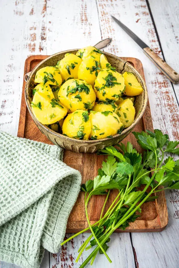 Petersilienkartoffeln klassisch mit Butter und frischer Petersilie als einfache Beilage