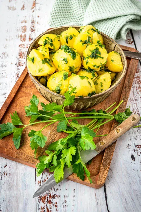 Einfaches Petersilienkartoffeln Rezept mit zarten Kartoffeln und viel gehackter Petersilie