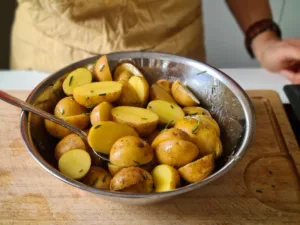 Kartoffelhälften werden mit Marinade benetzt