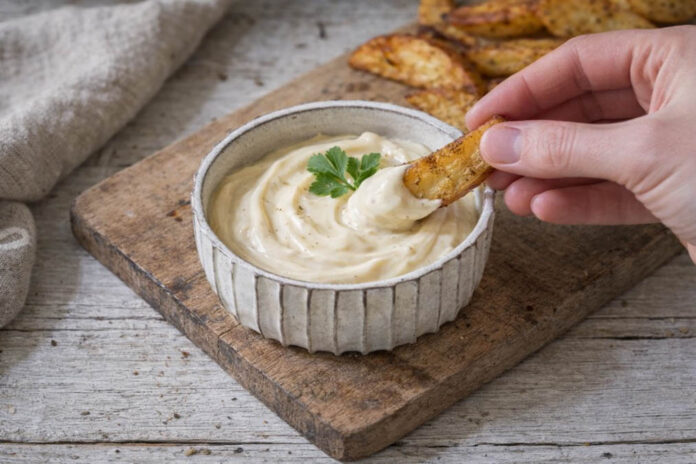 aioli-selber-machen3 Cremige Aioli in Schälchen auf Holzbrett mit Kartoffelwedges