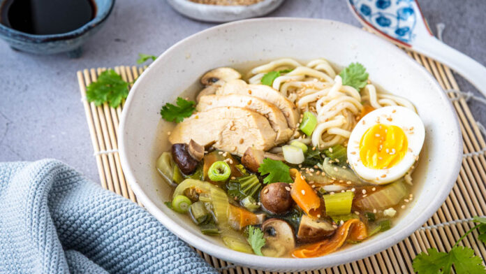 ramen-rezept Ramen Rezept – japanische Nudelsuppe mit Hähnchen, Gemüse und Ei