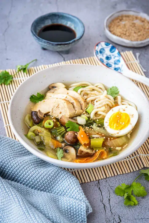 Ramen Rezept mit Hähnchen, Ei, Nudeln und Gemüse in aromatischer Brühe