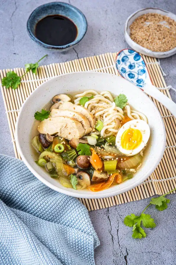 Schüssel Ramen Suppe mit Nudeln, Gemüse, Hähnchen und Sesam