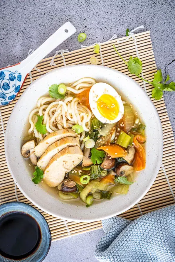 Einfaches Ramen Rezept mit frischem Gemüse, Nudeln und halbiertem Ei